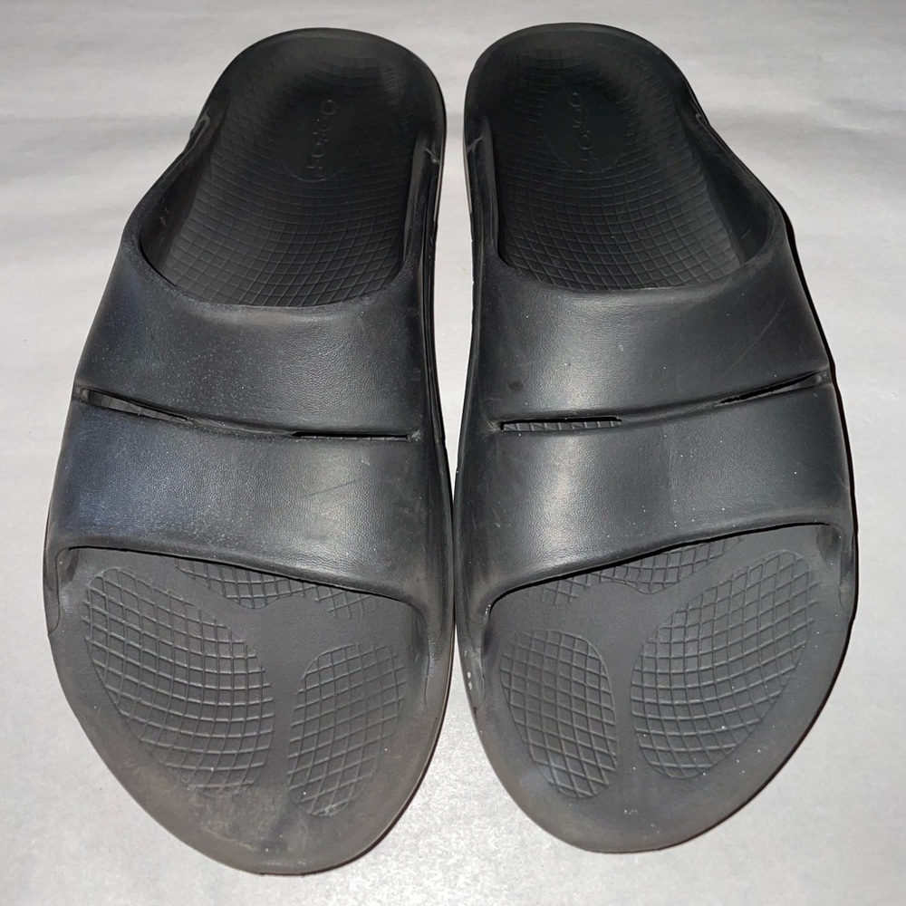 Black OOFOS Slides - Men’s Size 9/ Women’s Size 11